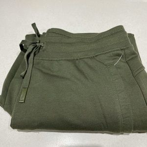 Women’s cargo sweatpants & open shoulder short sleeve top